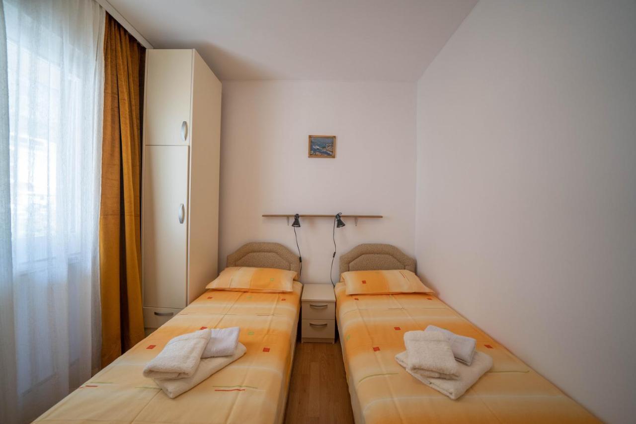 Seaside Serenity: 2-Bedroom Apartment With Boka Bay View 코토르 외부 사진