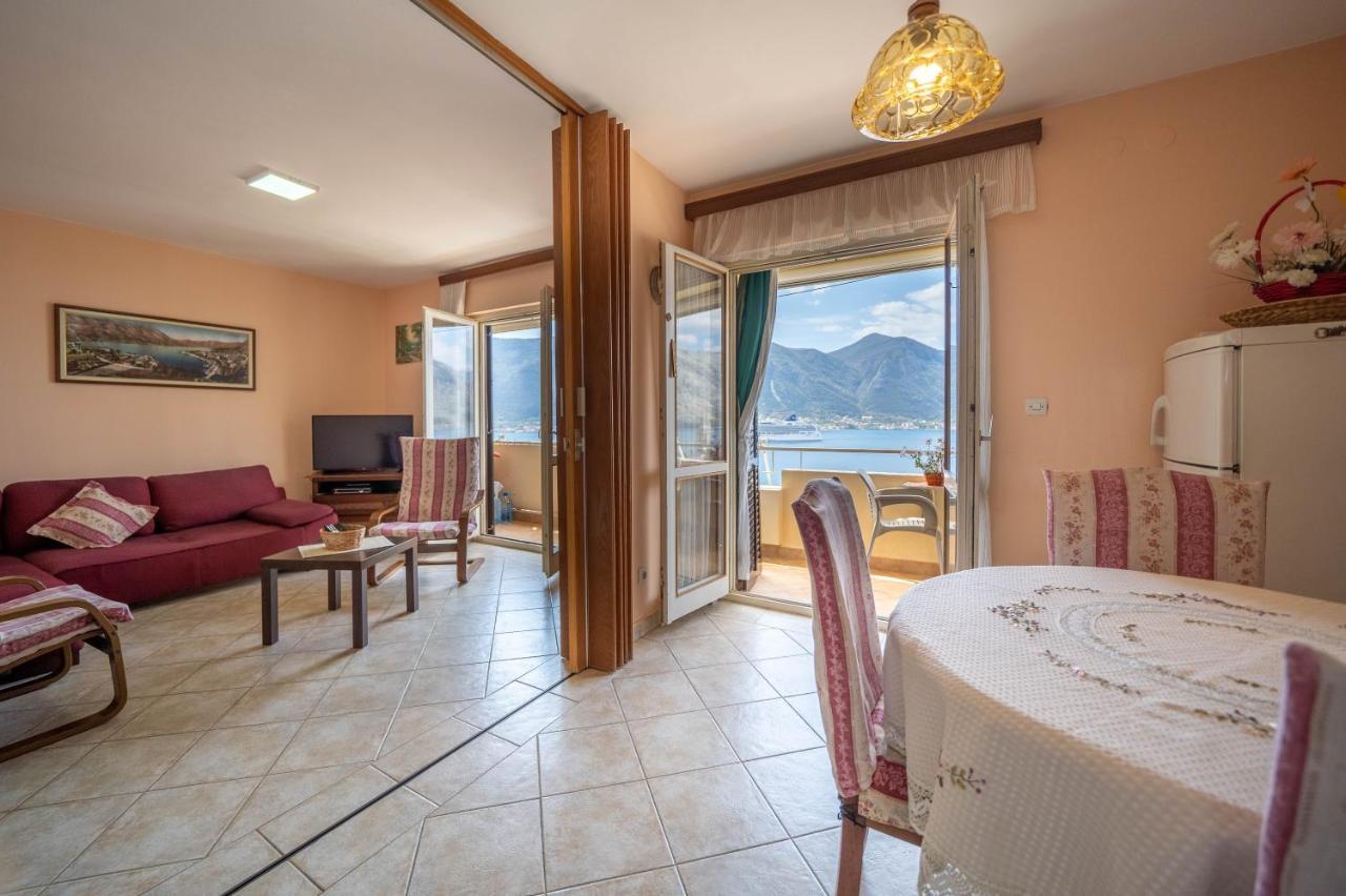 Seaside Serenity: 2-Bedroom Apartment With Boka Bay View 코토르 외부 사진