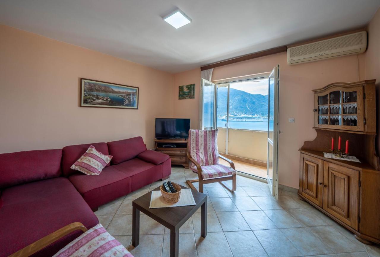 Seaside Serenity: 2-Bedroom Apartment With Boka Bay View 코토르 외부 사진