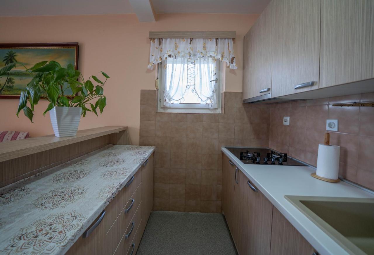 Seaside Serenity: 2-Bedroom Apartment With Boka Bay View 코토르 외부 사진
