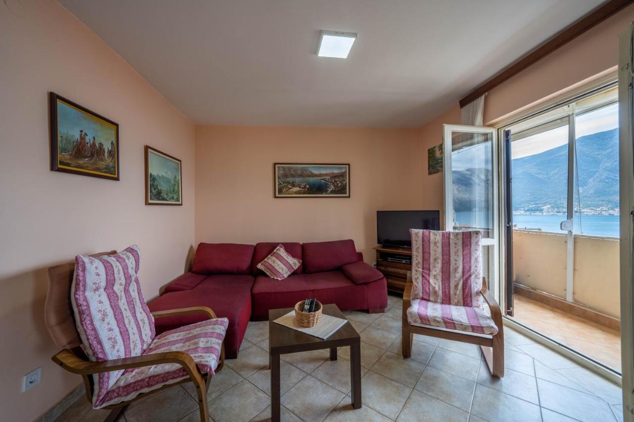 Seaside Serenity: 2-Bedroom Apartment With Boka Bay View 코토르 외부 사진