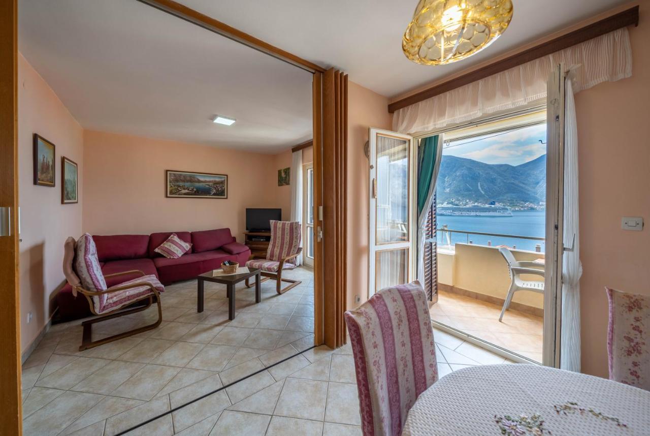 Seaside Serenity: 2-Bedroom Apartment With Boka Bay View 코토르 외부 사진