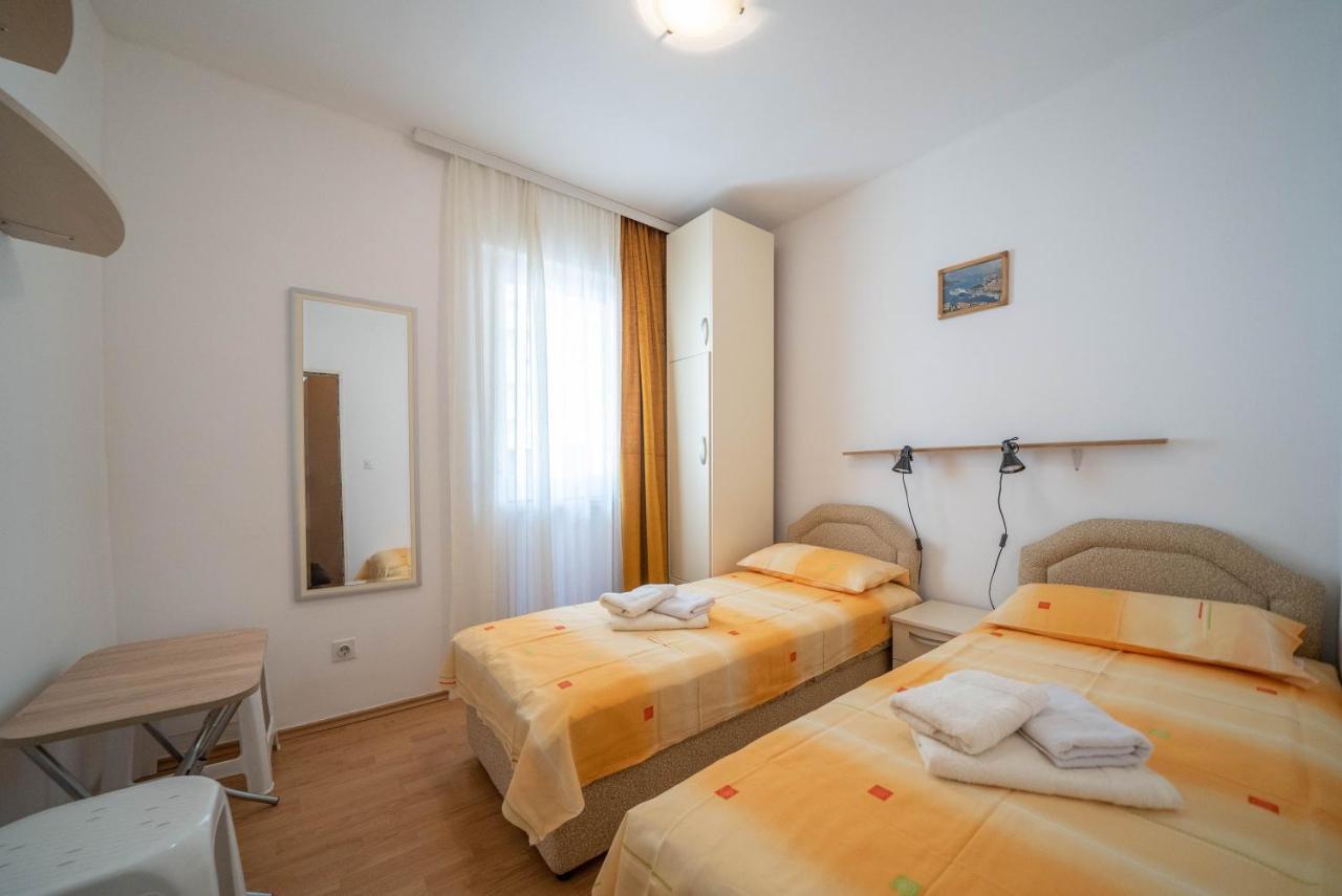 Seaside Serenity: 2-Bedroom Apartment With Boka Bay View 코토르 외부 사진