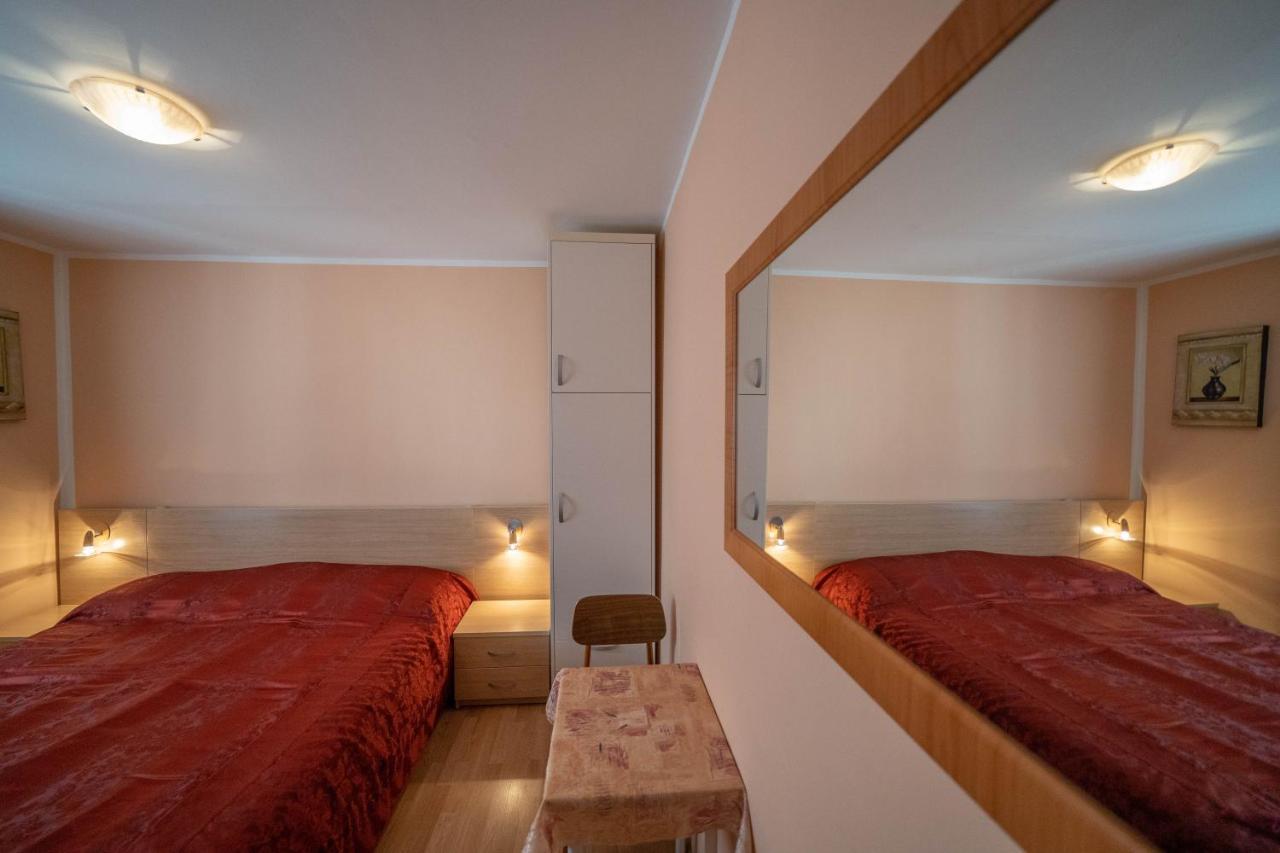 Seaside Serenity: 2-Bedroom Apartment With Boka Bay View 코토르 외부 사진