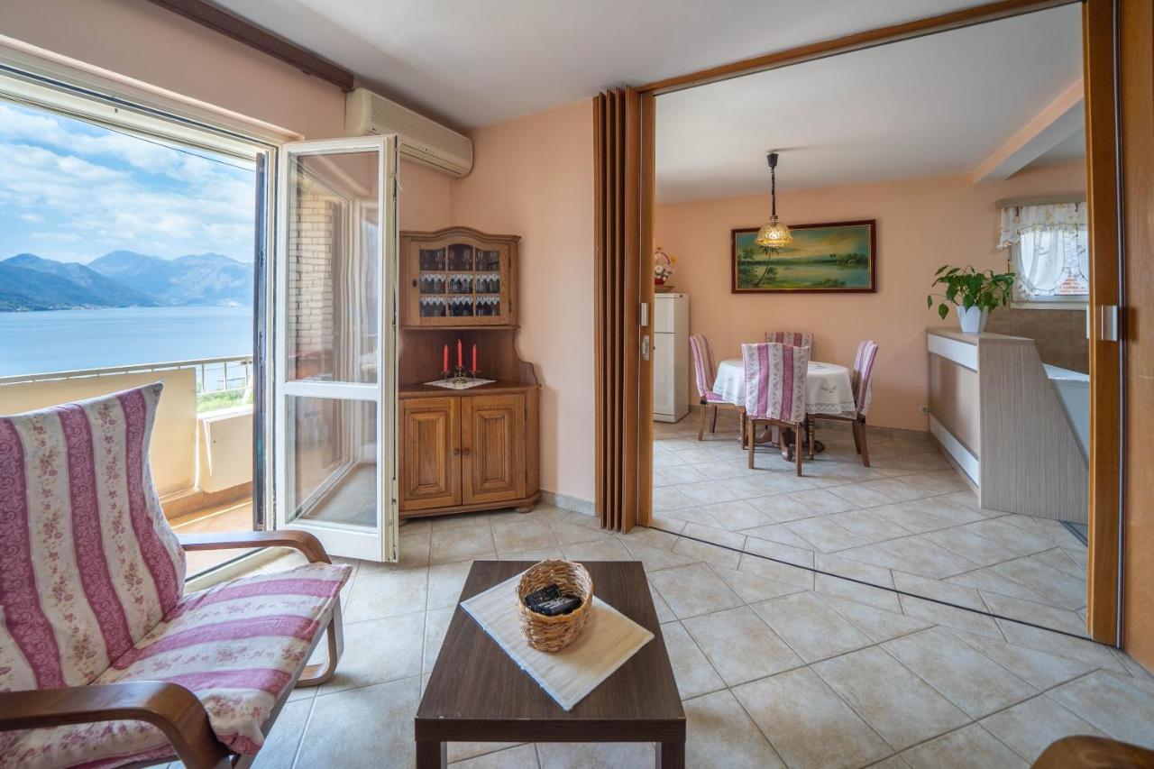 Seaside Serenity: 2-Bedroom Apartment With Boka Bay View 코토르 외부 사진