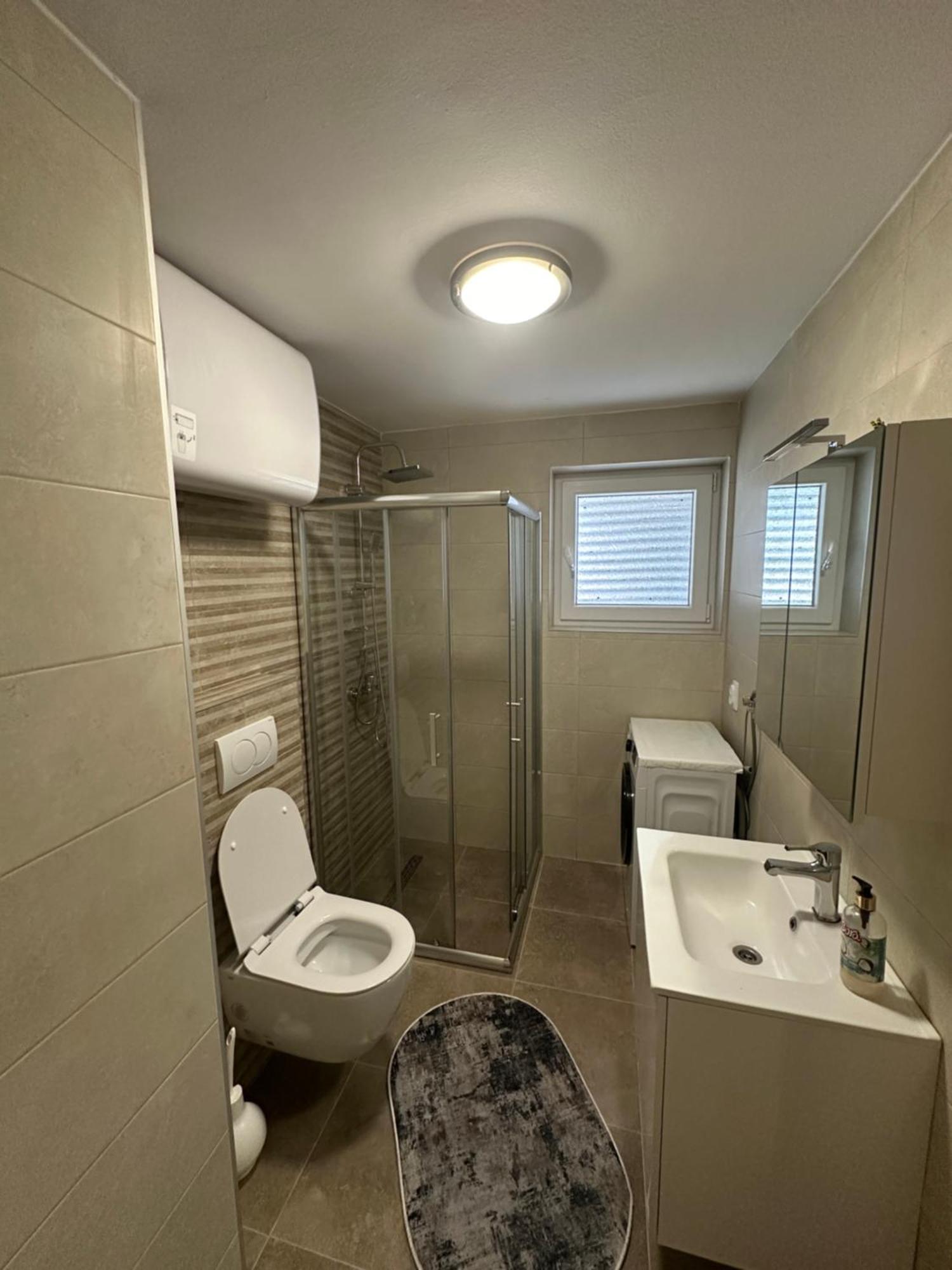 Seaside Serenity: 2-Bedroom Apartment With Boka Bay View 코토르 외부 사진